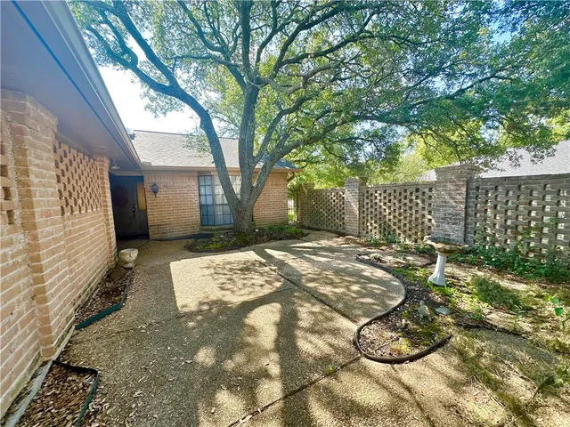 a view of a backyard