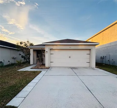 a view of a house with backyard and space