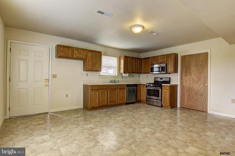 315 West Constitution Avenue Spring Grove, PA 17362 - Photo 8 of 29 Gallery Image 8