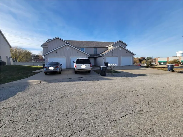 $850,000 | 10630-10636 North Locust Court, Kansas City, MO 64155