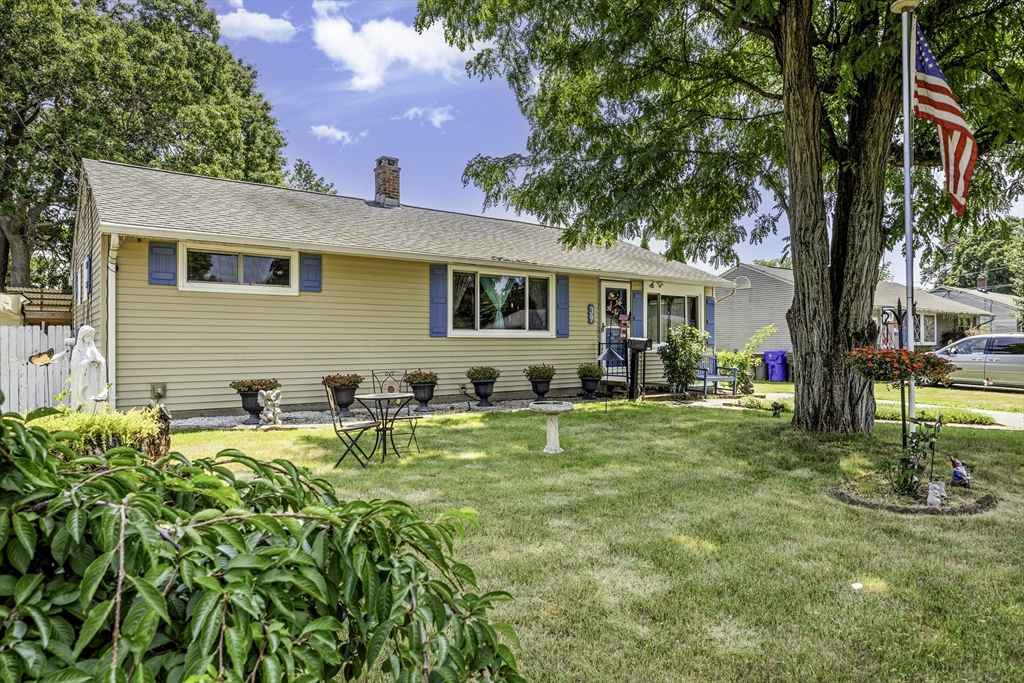 39 Wakefield Street Springfield, MA 01151 - Photo 4 of 28