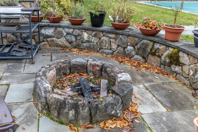 a view of a backyard of the house