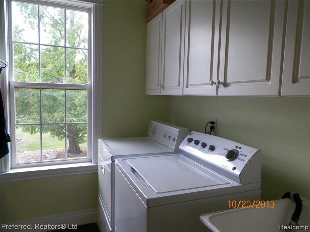 11180 Rivendell Court Pinckney, MI 48169 - Photo 28 of 35 1st Floor Laundry