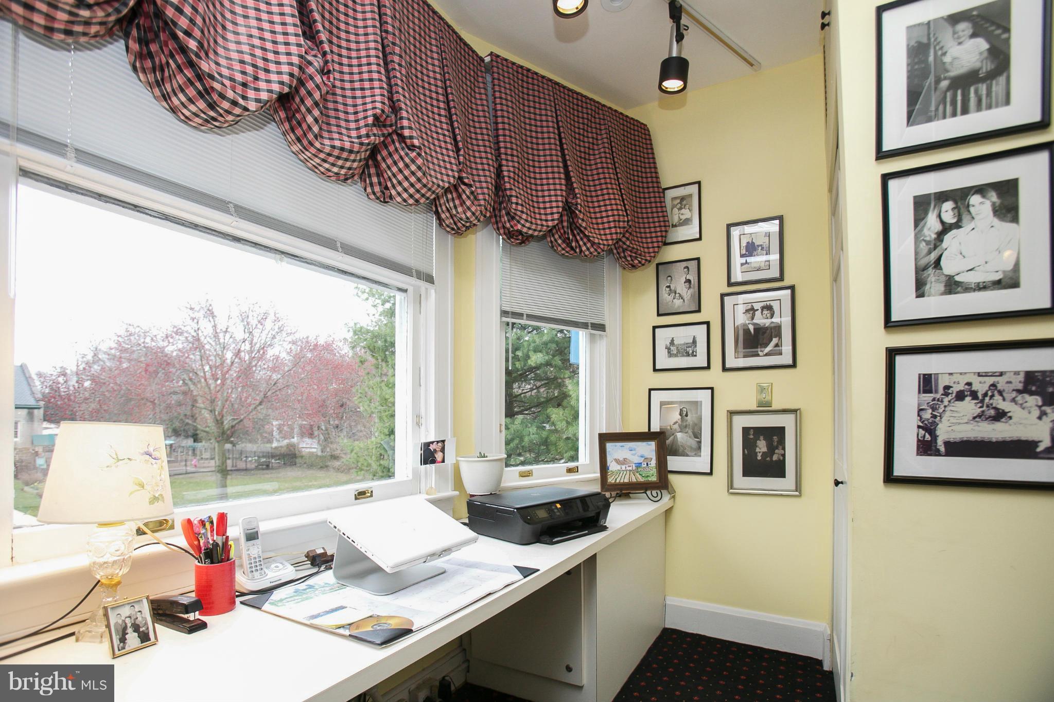 418 Cedarcroft Road Baltimore, MD 21212 - Photo 22 of 30 Den/Office has multiple built-ins.