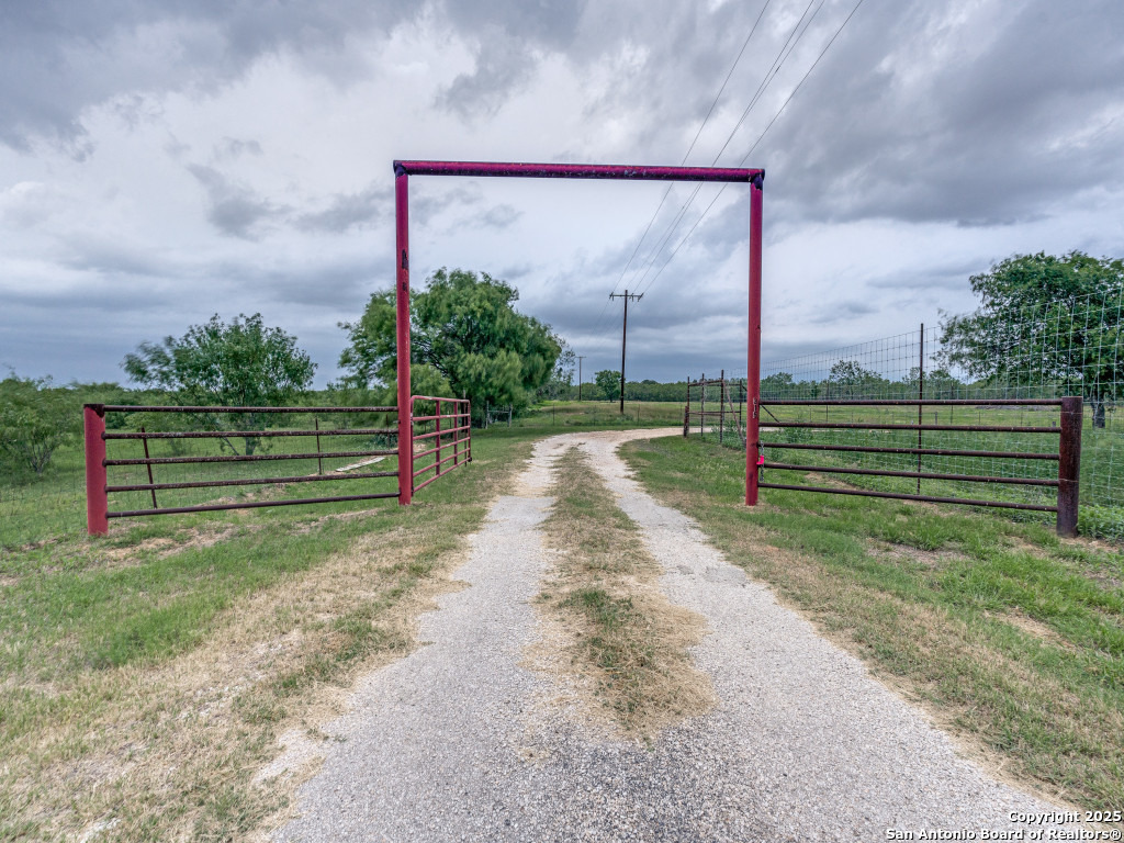 315 Simon Road Pleasanton, TX 78064 - Photo 3 of 36
