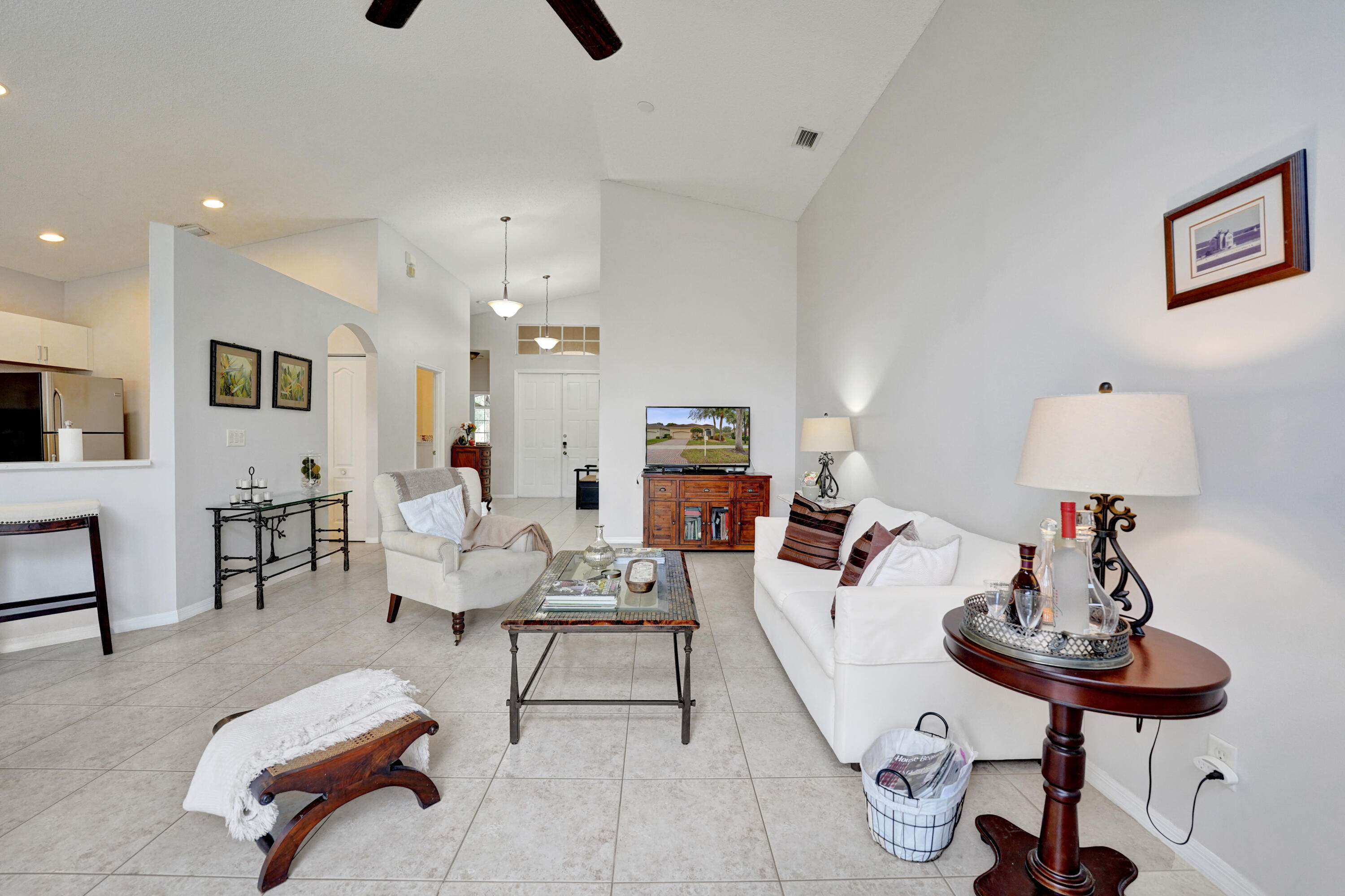 19405 Southwest 67th Street Pembroke Pines, FL 33332 - Photo 23 of 42 Living