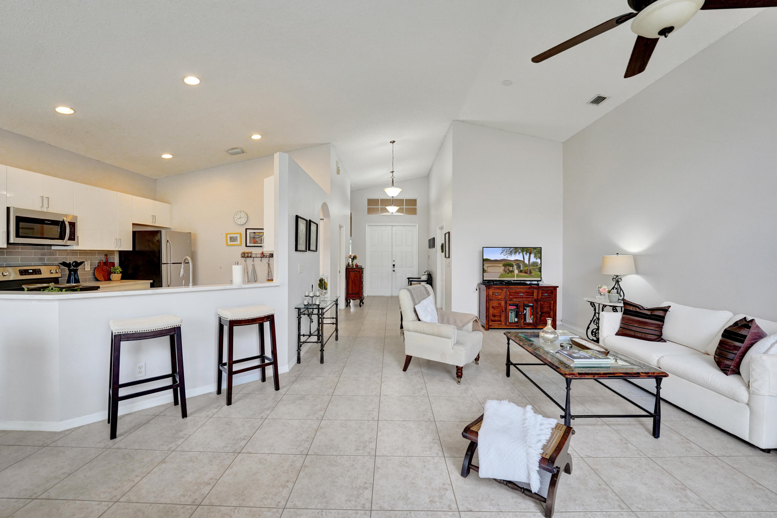 19405 Southwest 67th Street Pembroke Pines, FL 33332 - Photo 24 of 42 Living