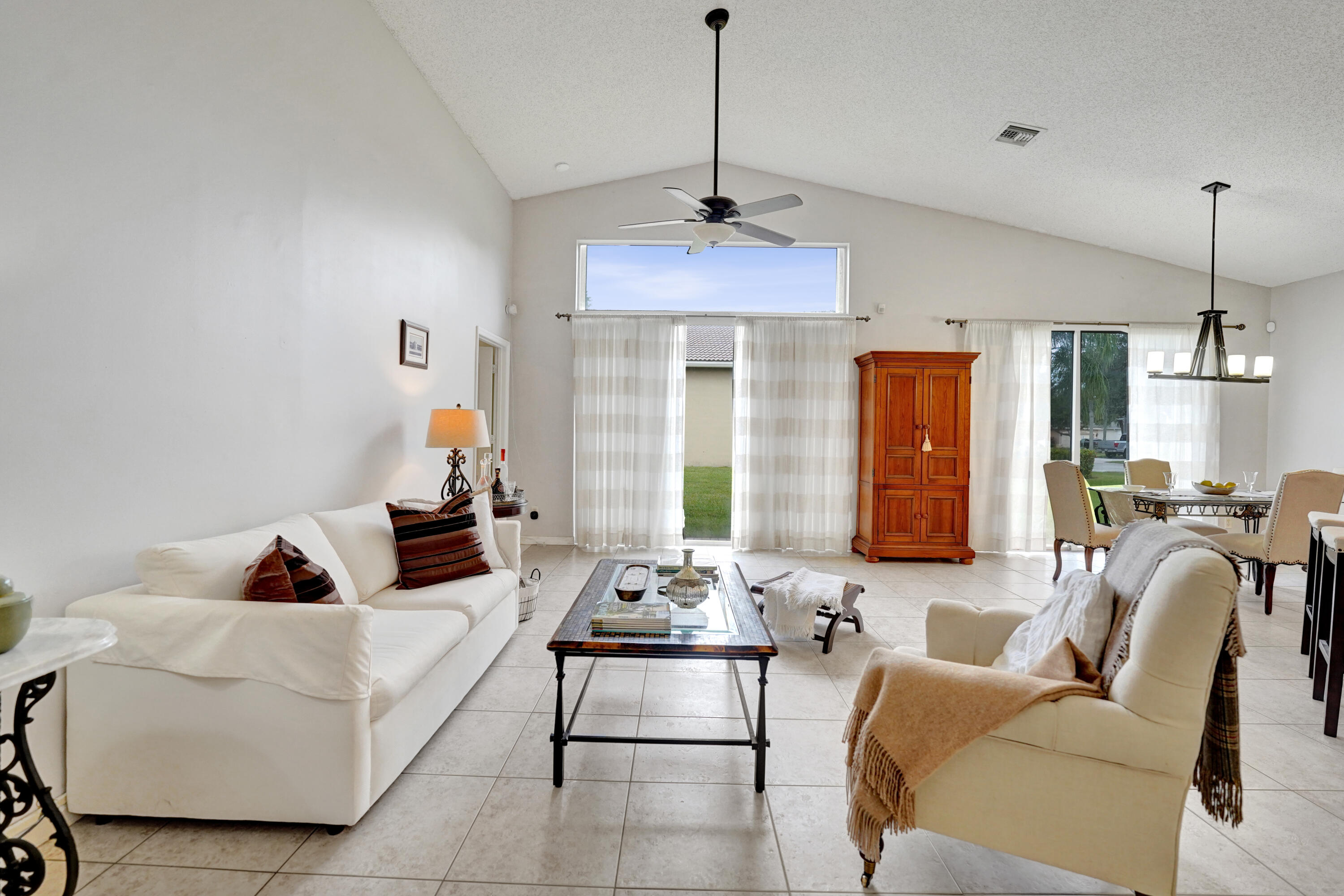 19405 Southwest 67th Street Pembroke Pines, FL 33332 - Photo 25 of 42 Living