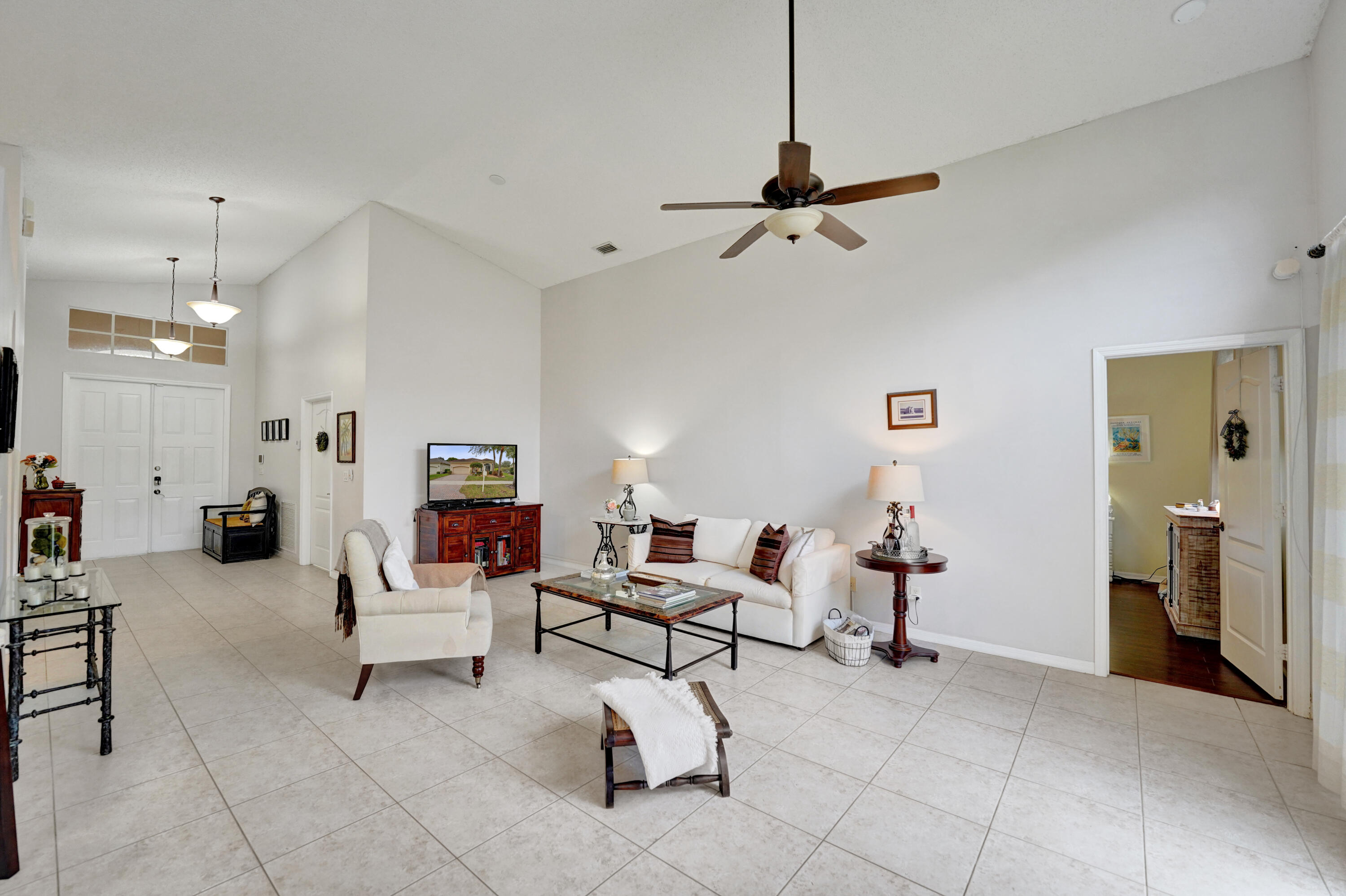 19405 Southwest 67th Street Pembroke Pines, FL 33332 - Photo 26 of 42 Living