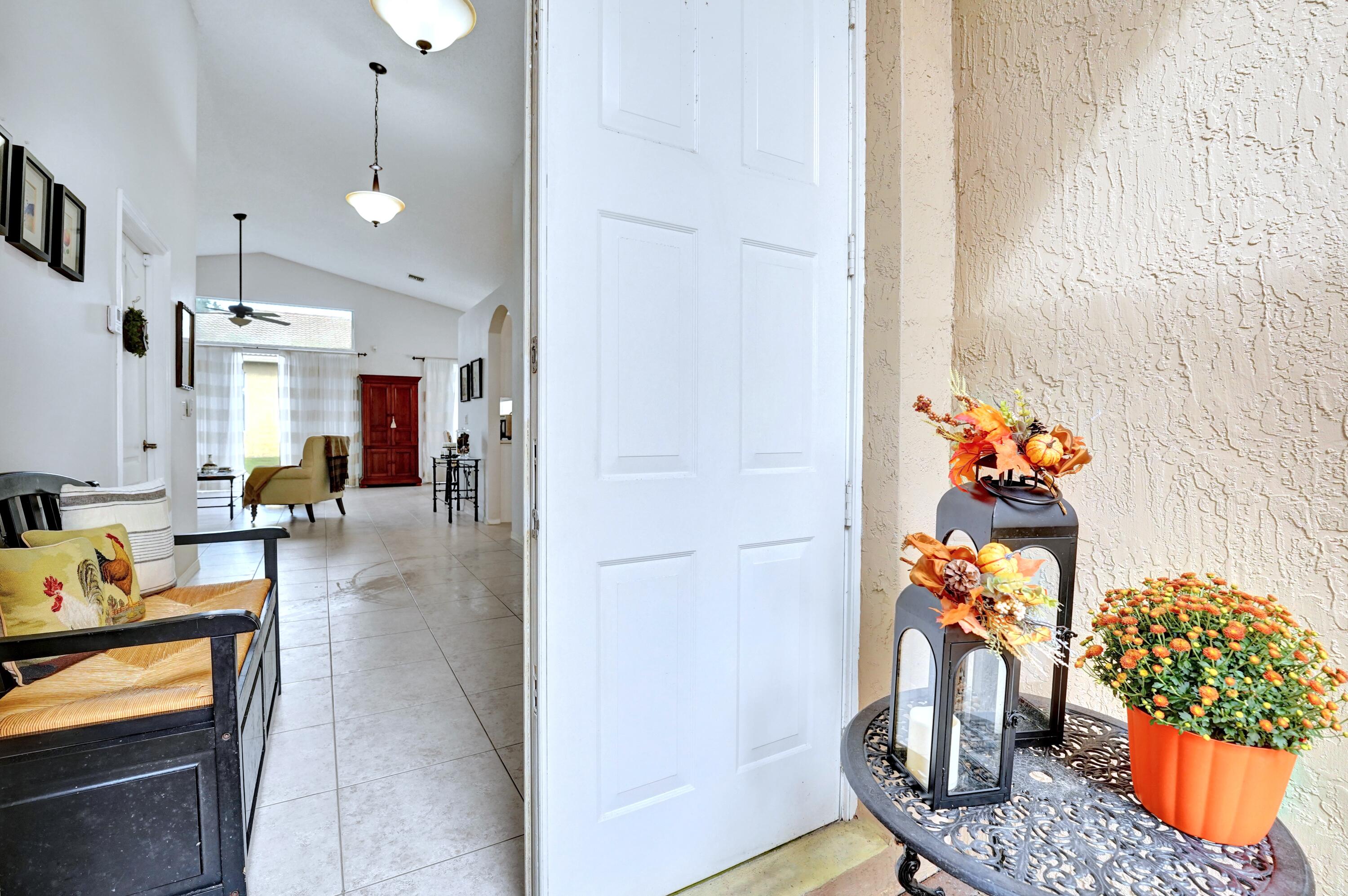 19405 Southwest 67th Street Pembroke Pines, FL 33332 - Photo 5 of 42 Entrance/Foyer