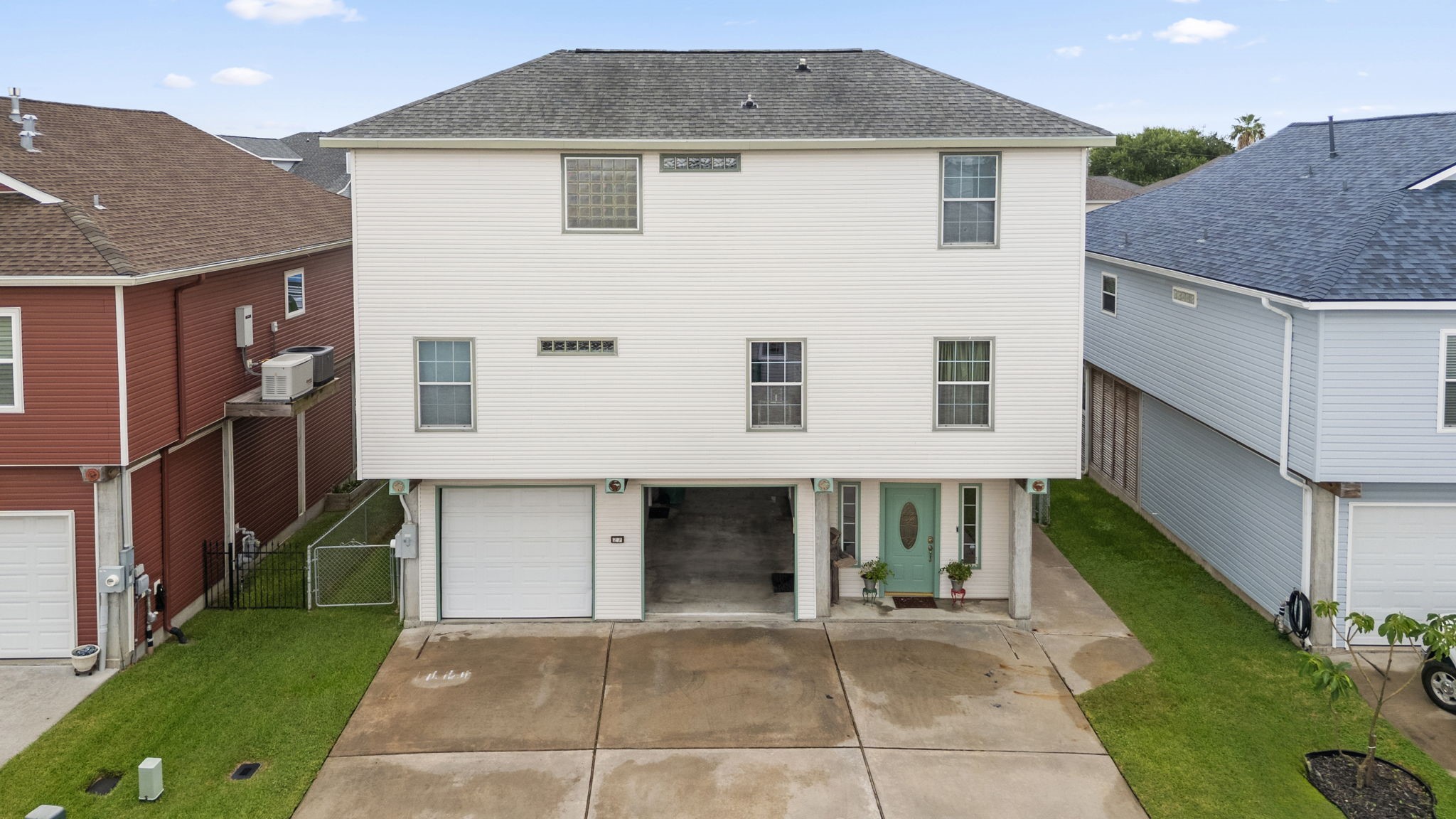 27 North Flamingo Street La Marque, TX 77568 - Photo 2 of 24 a front view of a house with a yard
