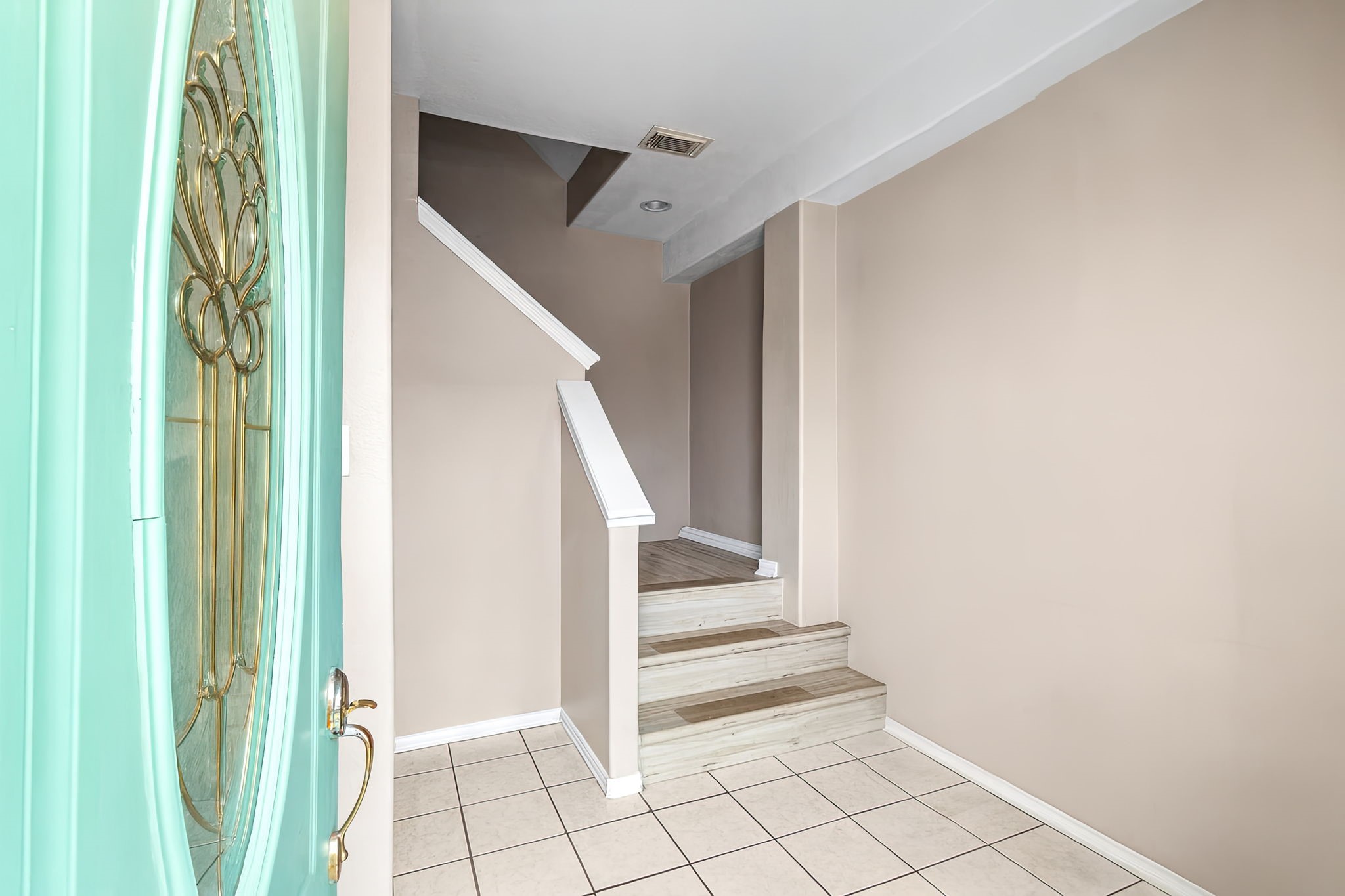 27 North Flamingo Street La Marque, TX 77568 - Photo 3 of 24 a view of an entryway with staircase