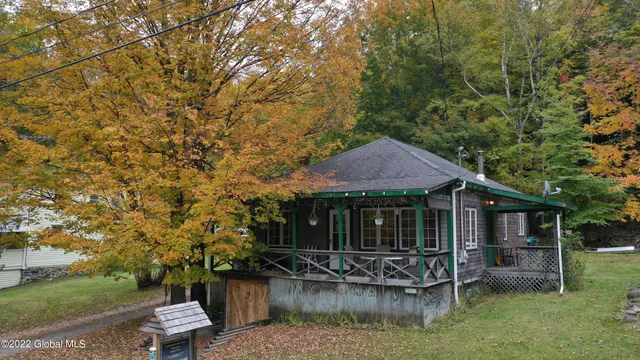 $495,000 | 2023 Lands End Road, Huletts Landing, NY 12841