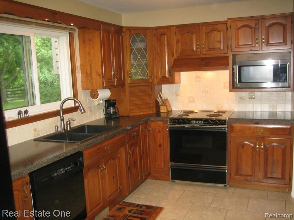 9910 Ellis Road Clarkston, MI 48348 - Photo 3 of 32 KITCHEN