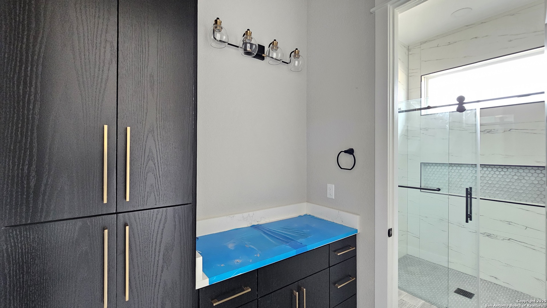 699 James Way Castroville, TX 78009 - Photo 19 of 31 a view of bathroom