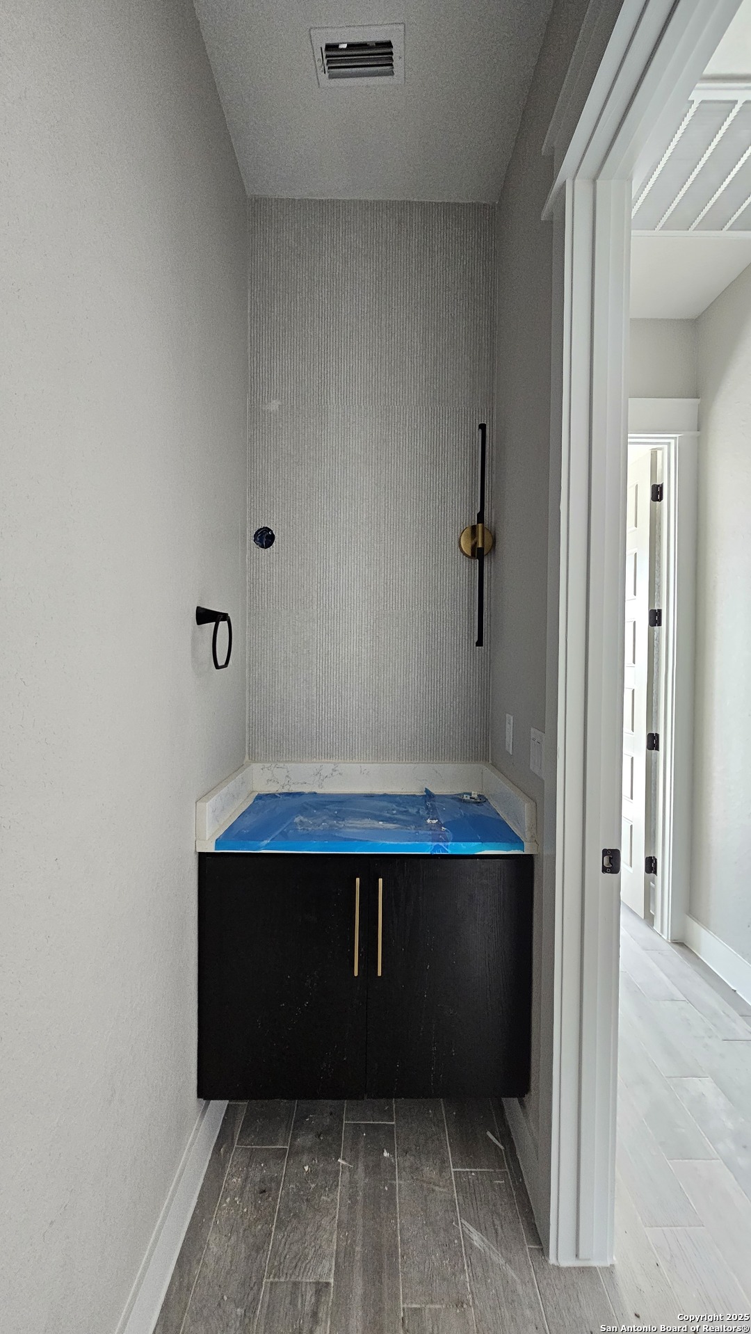 699 James Way Castroville, TX 78009 - Photo 23 of 31 a room with cabinet