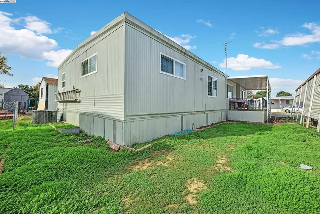 a view of backyard with garden