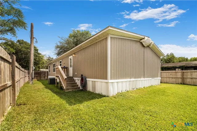 a view of an house with backyard and garden