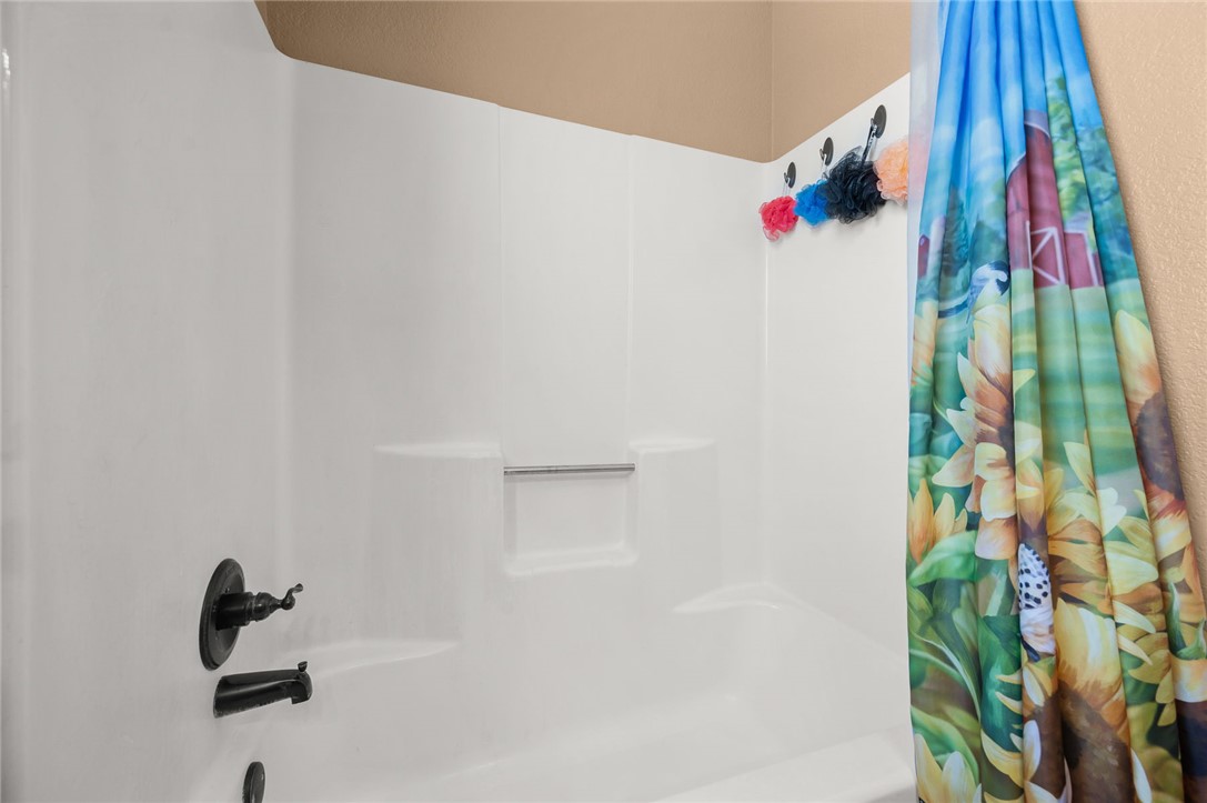 4100 North Skylark Road Kingman, AZ 86409 - Photo 54 of 60 Bathroom with shower / tub combo