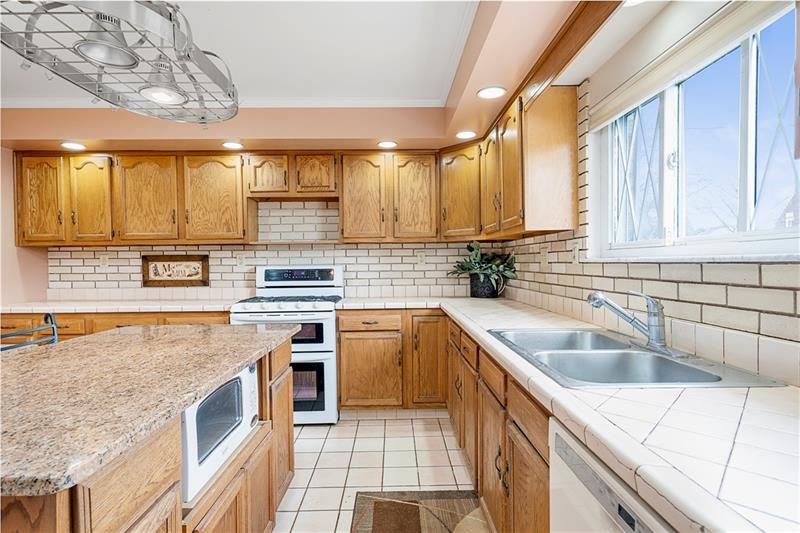 714 Greenlee Road Pittsburgh, PA 15227 - Photo 8 of 25 Gallery Image 8