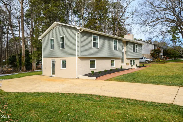 a view of a yard in front of house