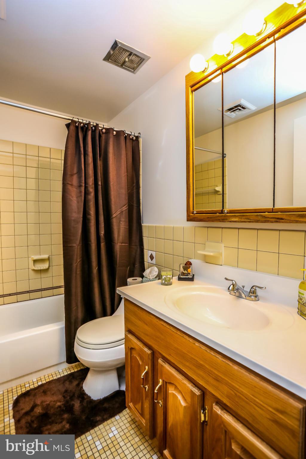 3811 Roland Avenue Baltimore, MD 21211 - Photo 14 of 25 Full BA on upper lvl
