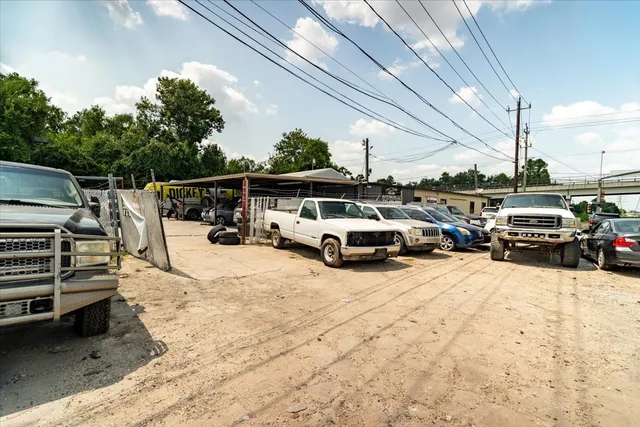 a view of a house with a back yard