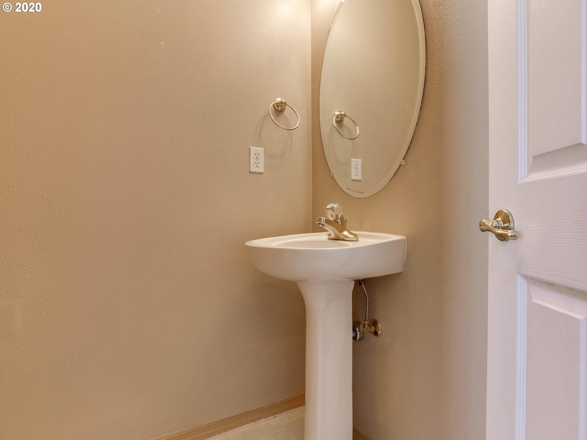 9211 Northeast Levee Road Portland, OR 97211 - Photo 19 of 31 Bathroom
