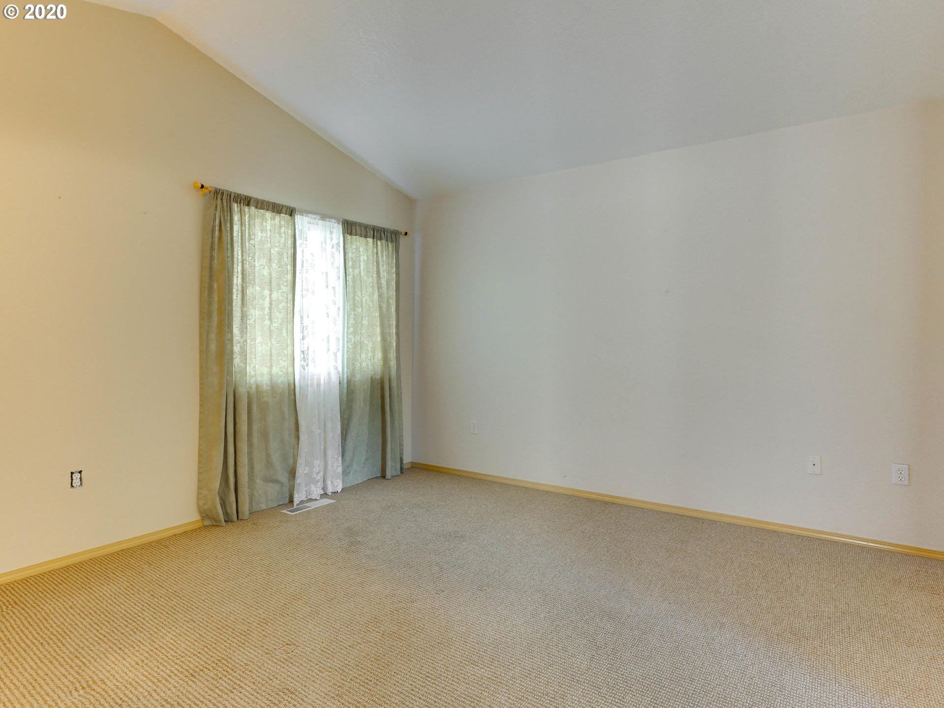 9211 Northeast Levee Road Portland, OR 97211 - Photo 21 of 31 Bathroom, Attached