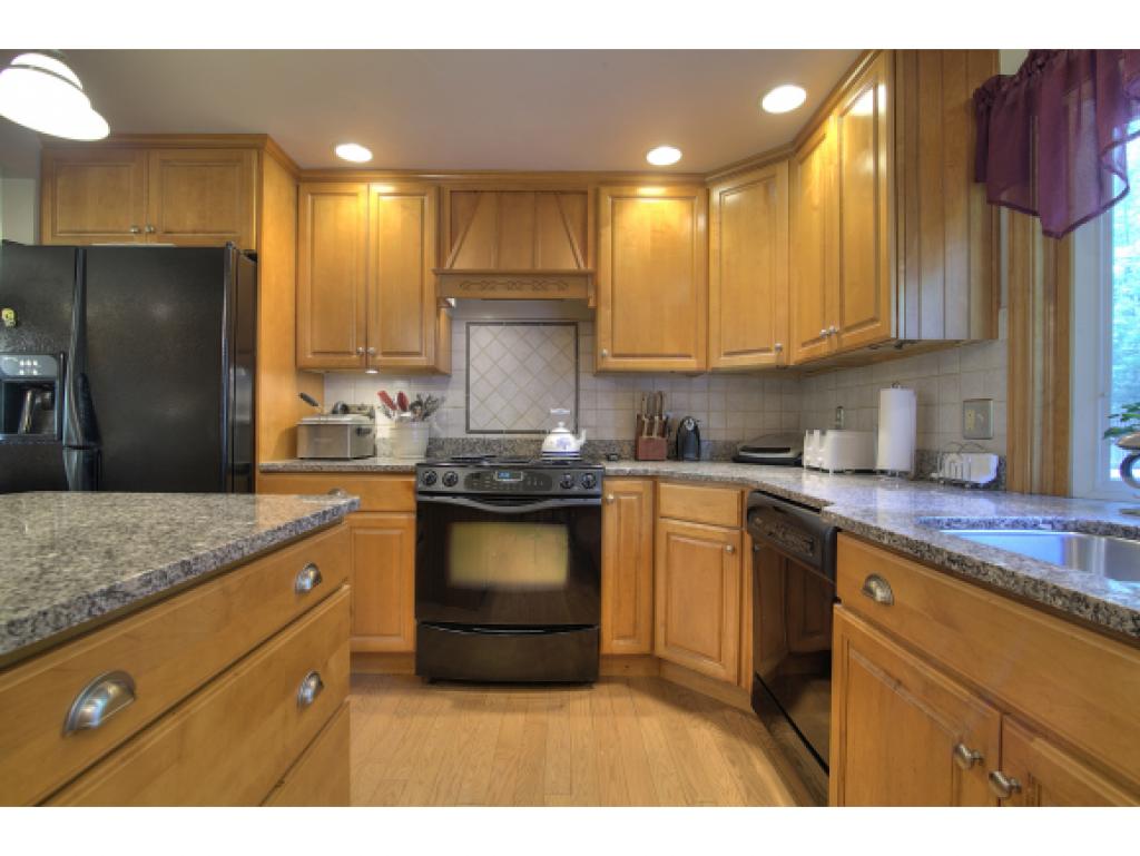 31 Clifton Road Bedford, NH 03110 - Photo 5 of 32 Gallery Image 5