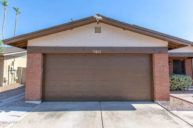 a view of yard with green space