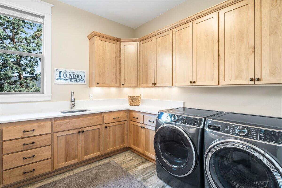 1074 Highland View Loop Redmond, OR 97756 - Photo 55 of 67 33-Laundry room