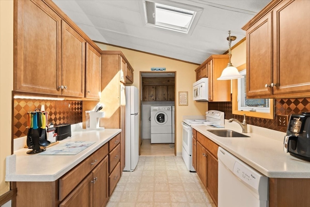 27 Castle Road, Unit 153 Attleboro, MA 02703 - Photo 8 of 34