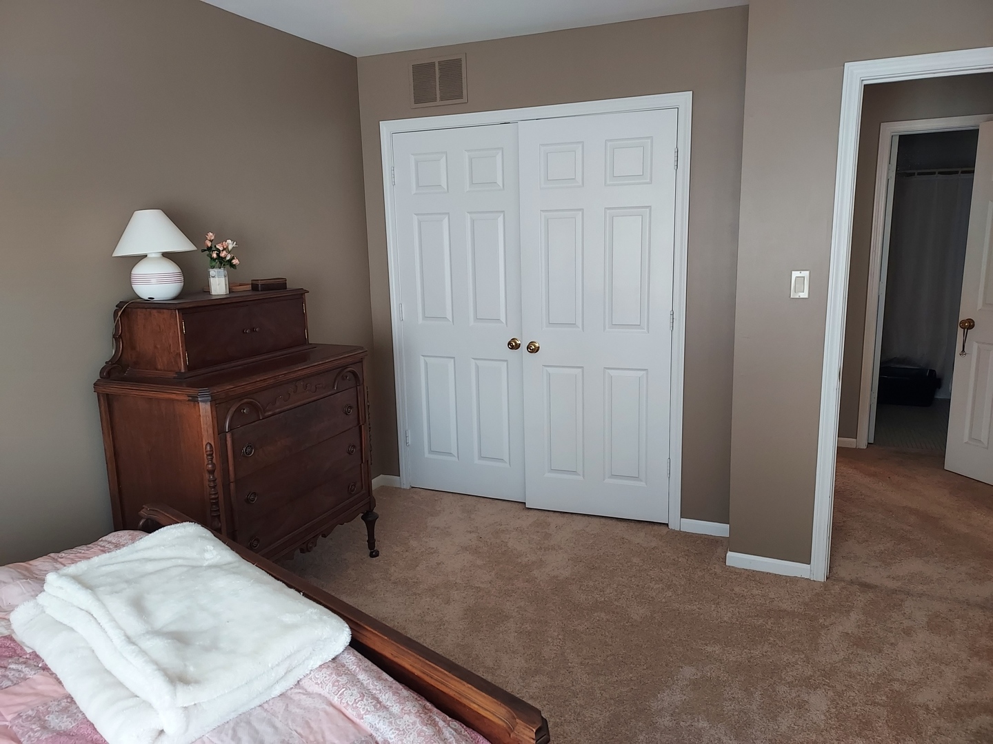787 Oak Hill Road, Unit 467 Lake Barrington, IL 60010 - Photo 28 of 57 a room with a bed and cabinets