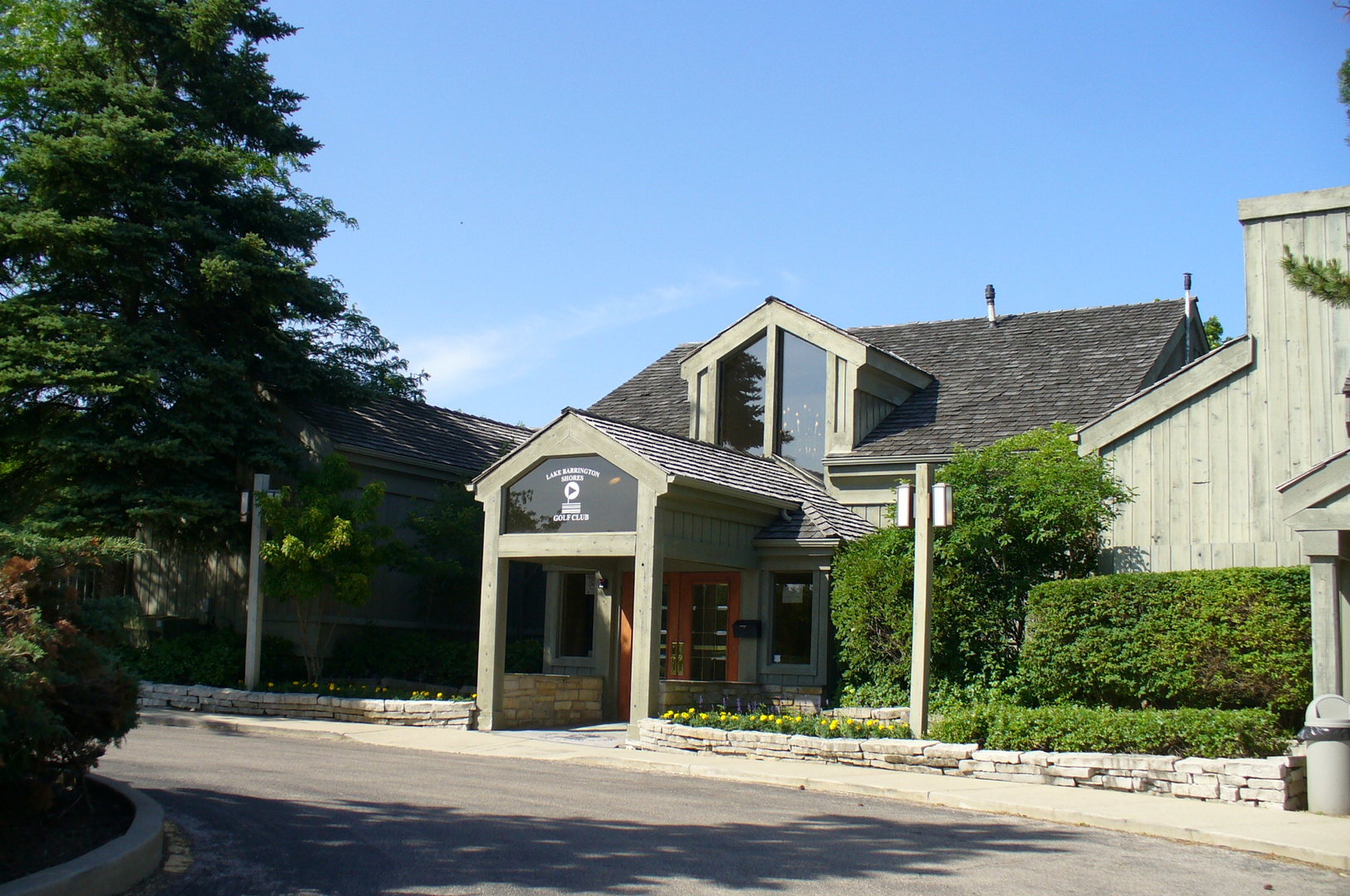 787 Oak Hill Road, Unit 467 Lake Barrington, IL 60010 - Photo 49 of 57 a front view of a house with a garden