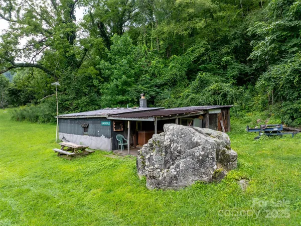 a view of a house with backyard and garden
