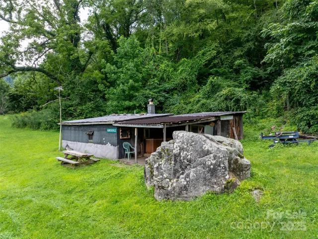 a view of a house with backyard and garden