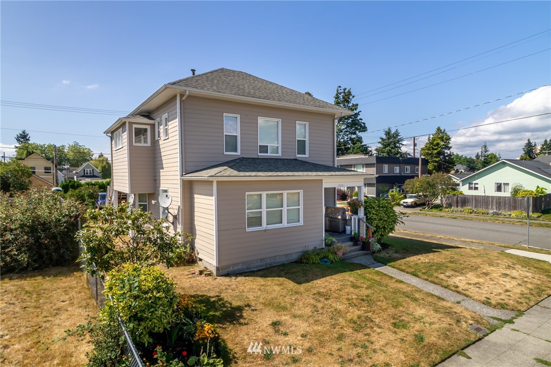1704 Rockefeller Avenue Everett, WA 98201 - Photo 3 of 36 a front view of a house with a yard