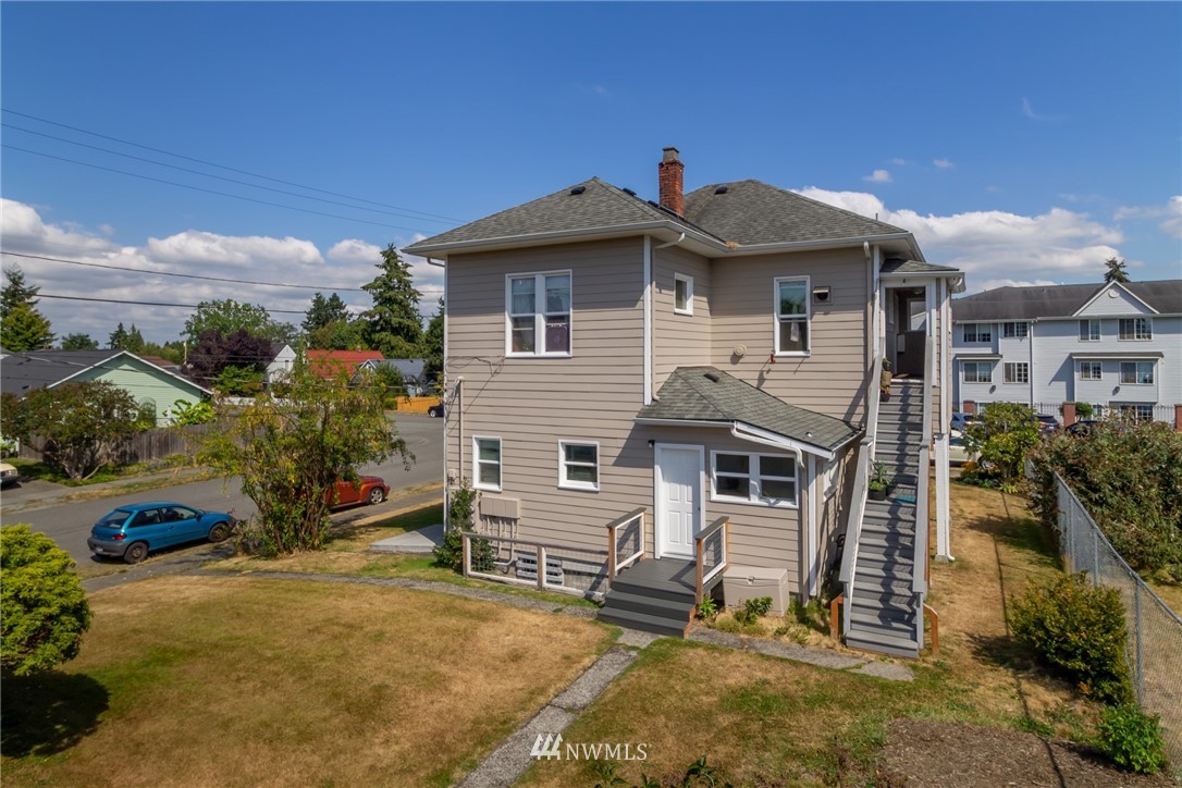 1704 Rockefeller Avenue Everett, WA 98201 - Photo 8 of 36 a front view of a house with a yard