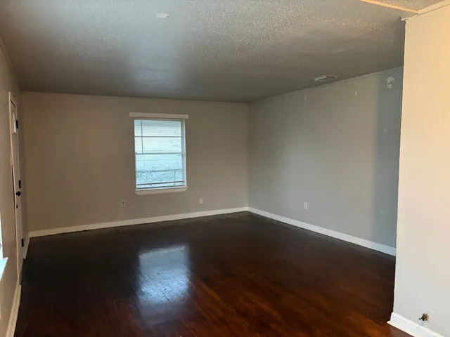 $184,900 | 5818 Glenhurst Drive, Houston, TX 77033