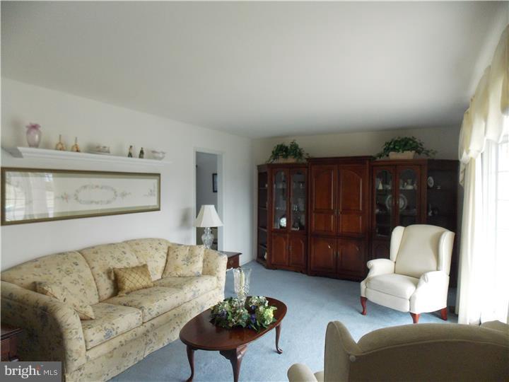 535 Fairhurst Road Fairless Hills, PA 19030 - Photo 5 of 23 Living Room