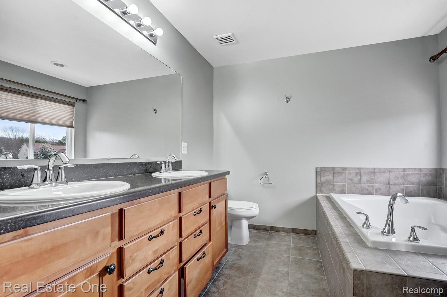 3440 Talbert Circle Rochester, MI 48307 - Photo 27 of 37 dsc09750-dsc09752.jpg