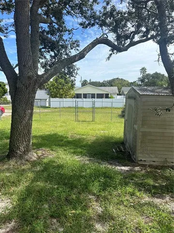 a view of a backyard