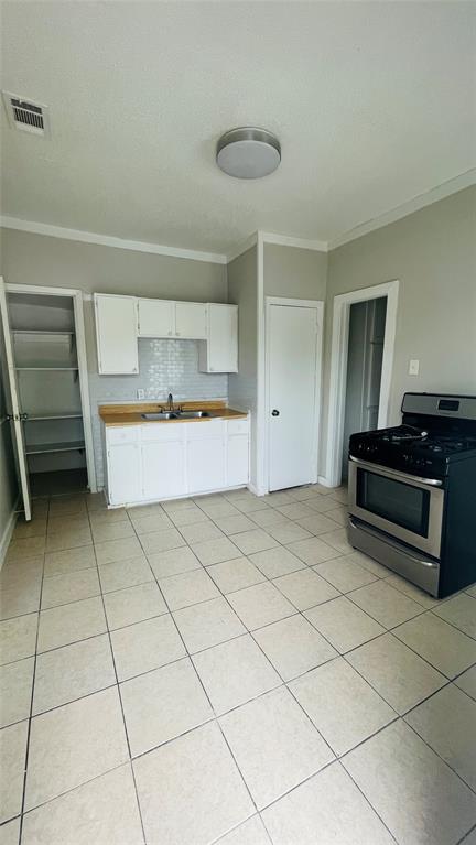 805 South Tyler Street, Unit 3 Dallas, TX 75208 - Photo 3 of 13 a view of kitchen with furniture and cabinets