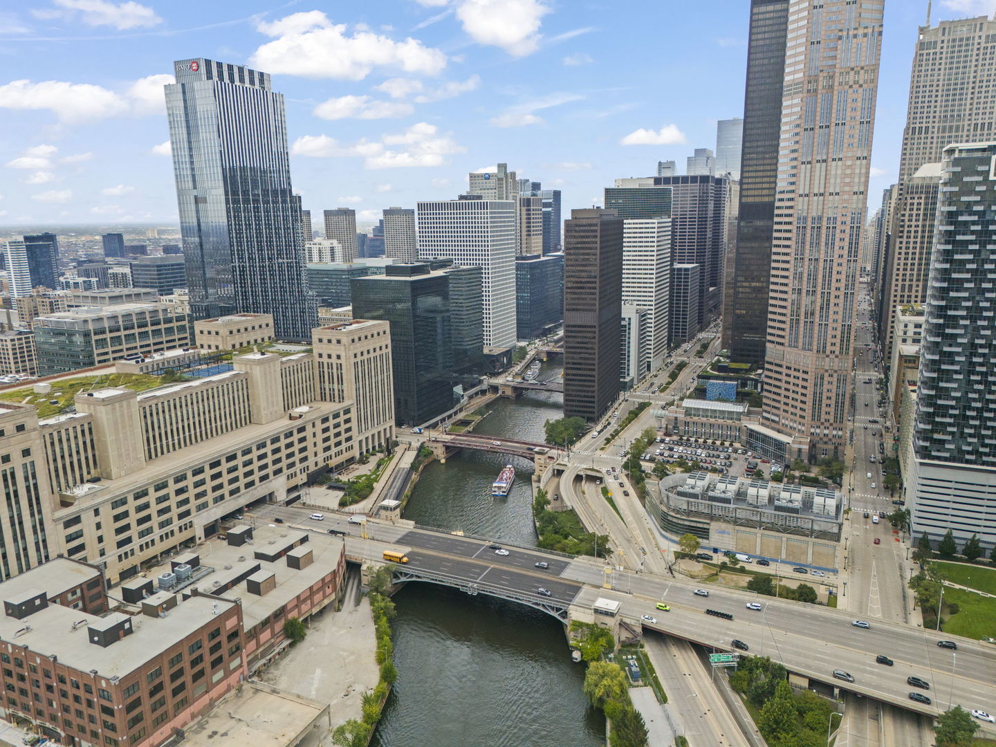 611 South Wells Street, Unit 2402 Chicago, IL 60607 - Photo 24 of 33 a picture of city view