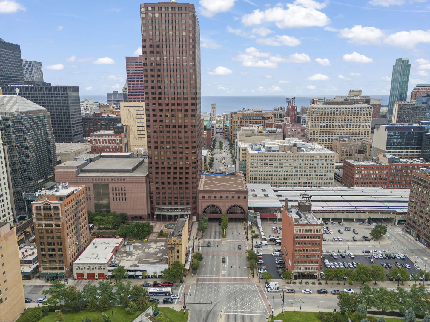 611 South Wells Street, Unit 2402 Chicago, IL 60607 - Photo 27 of 33 a city view with tall buildings