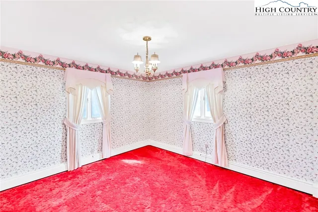 a view of front of a house with a yard