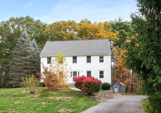 a view of house with garden