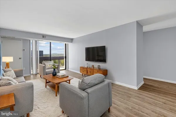 $2,400 | 5300 Holmes Run Parkway, Unit 1210, Alexandria, VA 22304