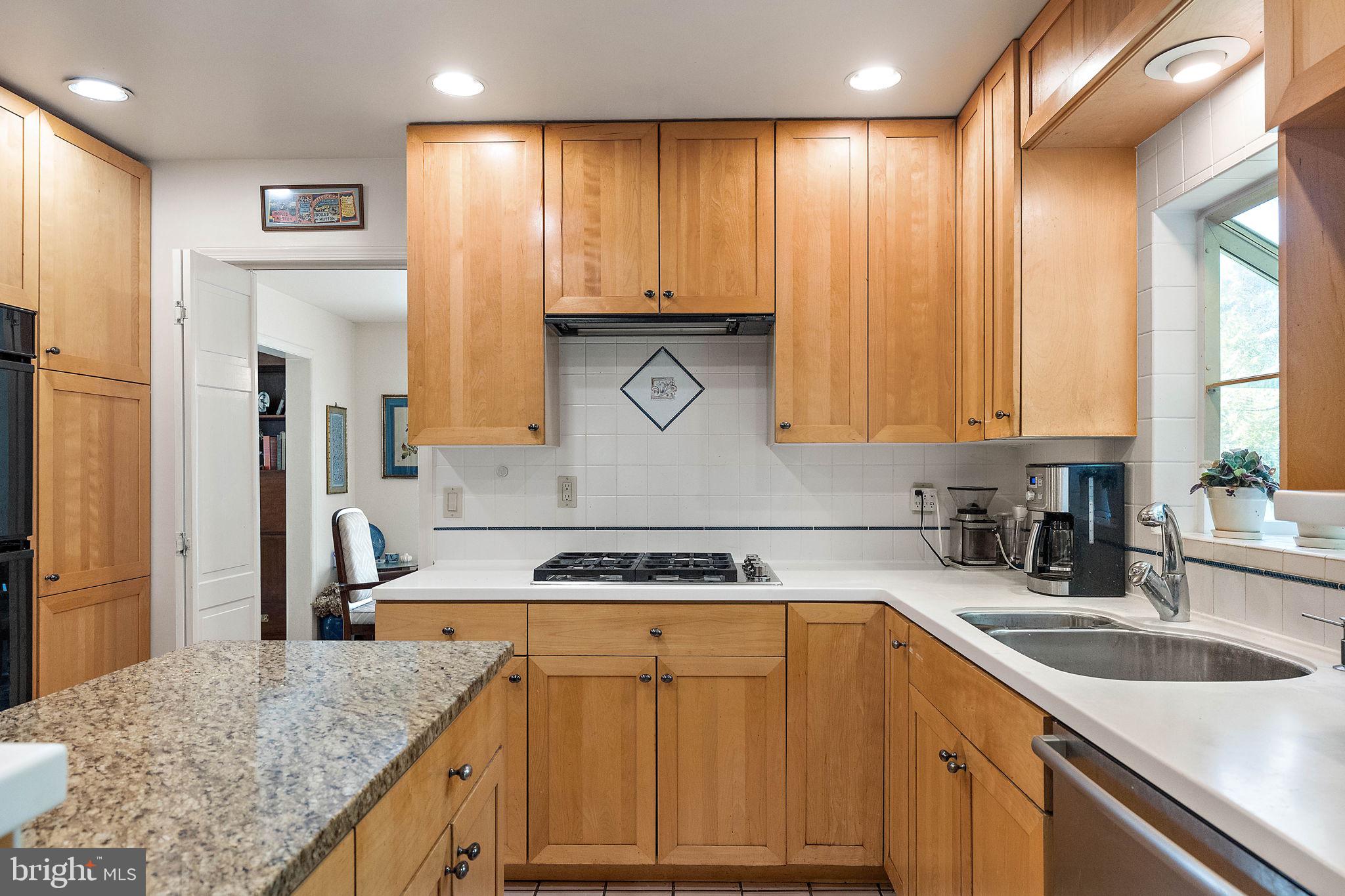 14 Kenwick Road Hockessin, DE 19707 - Photo 10 of 43 Gas cooktop